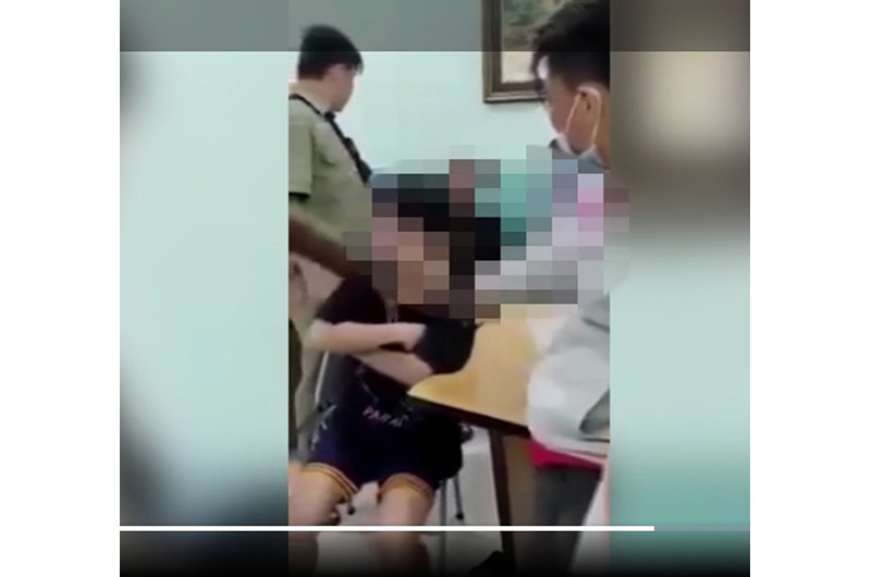 Hình ảnh bảo vệ dân phố đánh vào mặt thiếu niên. (Ảnh cắt từ clip) Xử lý nghiêm các cá nhân sai phạm -0