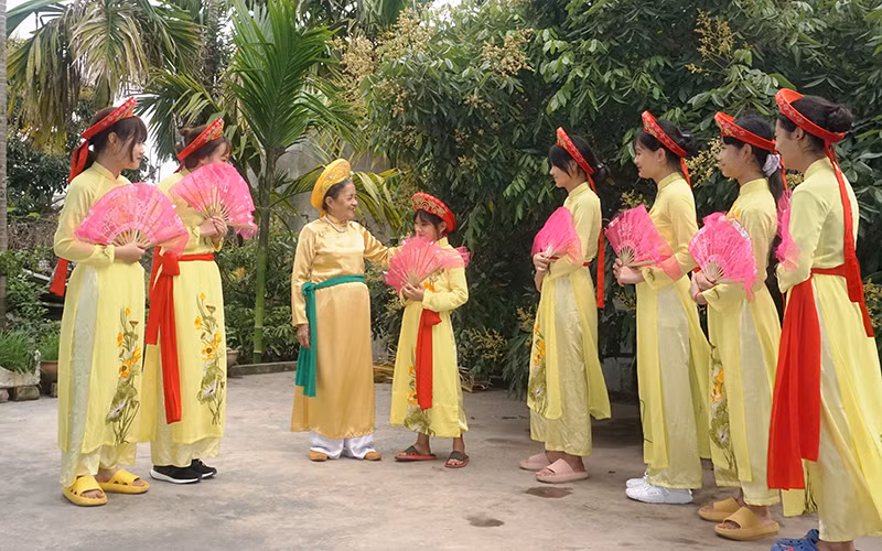 Bà Trịnh Thị Phẩm hướng dẫn học trò múa hát.