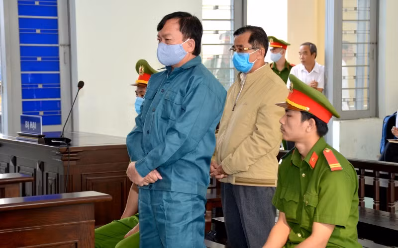 Hai bị cáo tại phiên Tòa phúc thẩm xét xử vụ án “Vi phạm các quy định về quản lý đất đai” tại TP Phan Thiết.