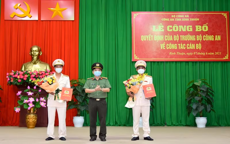 Đại tá Trần Văn Toản (giữa) trao Quyết định điều động và bổ nhiệm của Bộ trưởng Công an cho Đại tá Phạm Duy Hoàng (bên phải ảnh) và Đại tá Lê Thanh Hùng (bên trái ảnh).