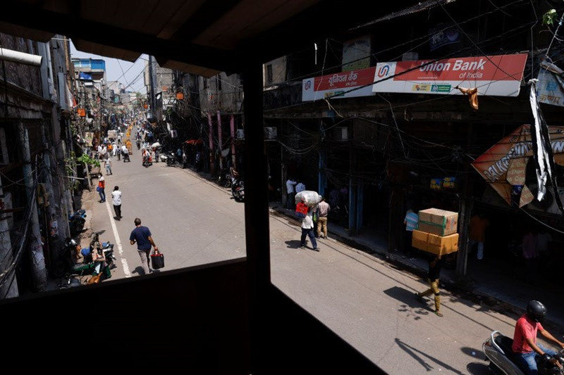 Một khu chợ tại New Delhi, ngày 7-6. (Ảnh: Reuters) Số ca mắc mới thấp nhất trong hai tháng qua, Ấn Độ mở cửa trở lại một số thành phố lớn -0