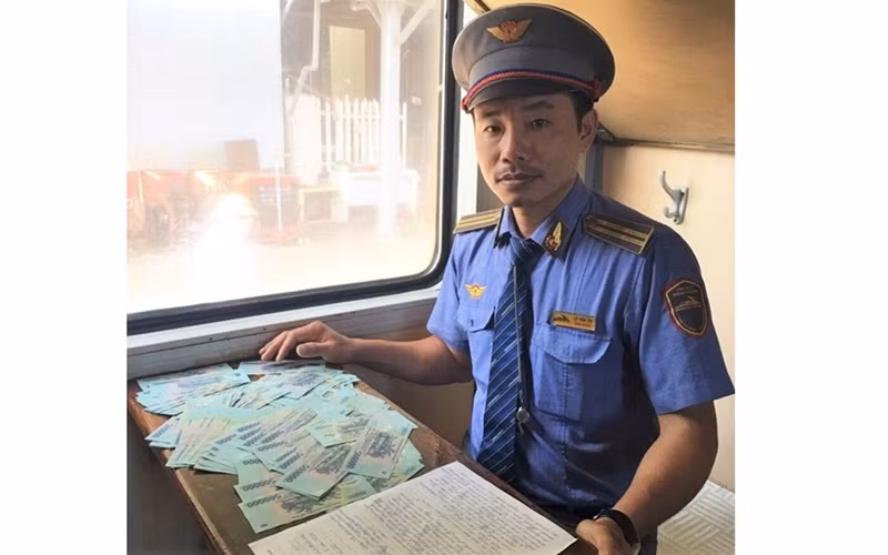 Trưởng tàu SE22 Lê Văn Thi lập biên bản hành khách bỏ quên 100 triệu trên tàu để bàn giao, trao trả hành khách