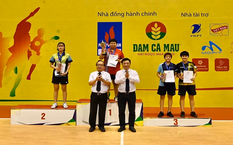 Đồng chí Quế Đình Nguyên, Phó Tổng Biên tập Báo Nhân Dân, Trưởng Ban chỉ đạo Giải và đồng chí Trần Gia Thái, Chủ tịch Liên đoàn Bóng bàn Việt Nam, trao huy chương và phần thưởng cho các vận động viên đoạt giải tại nội dung đơn nữ.