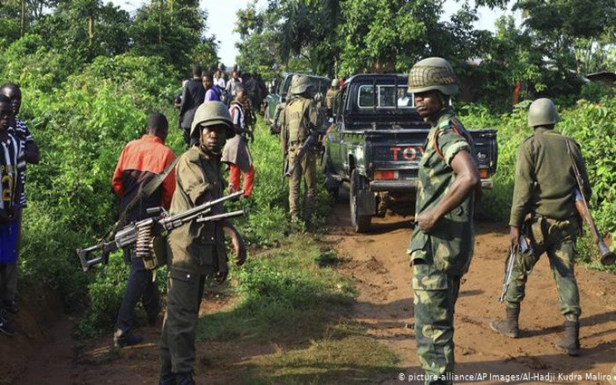 Binh sĩ tuần tra gần khu vực Beni, phía đông Congo. (Ảnh: AP)