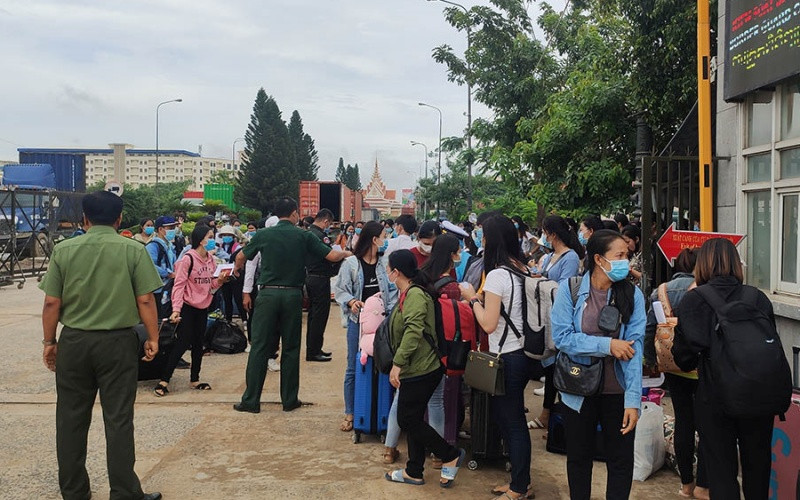 Sinh viên Campuchia quay trở lại Việt Nam học tập, sau thời gian hai nước thực hiện đợt giãn cách phòng dịch. Toàn bộ ca nhiễm Covid-19 tại Campuchia được chữa khỏi bệnh -0