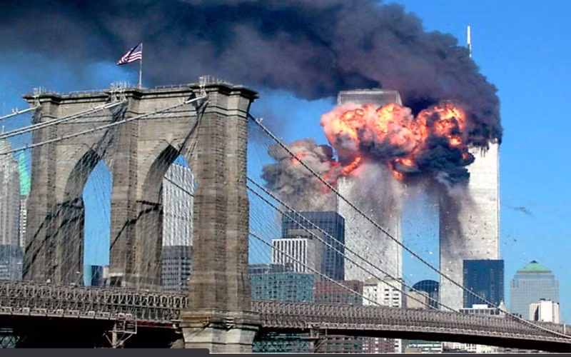 Khói lửa bao trùm tòa tháp của Trung tâm Thương mại thế giới. (Ảnh: Reuters)