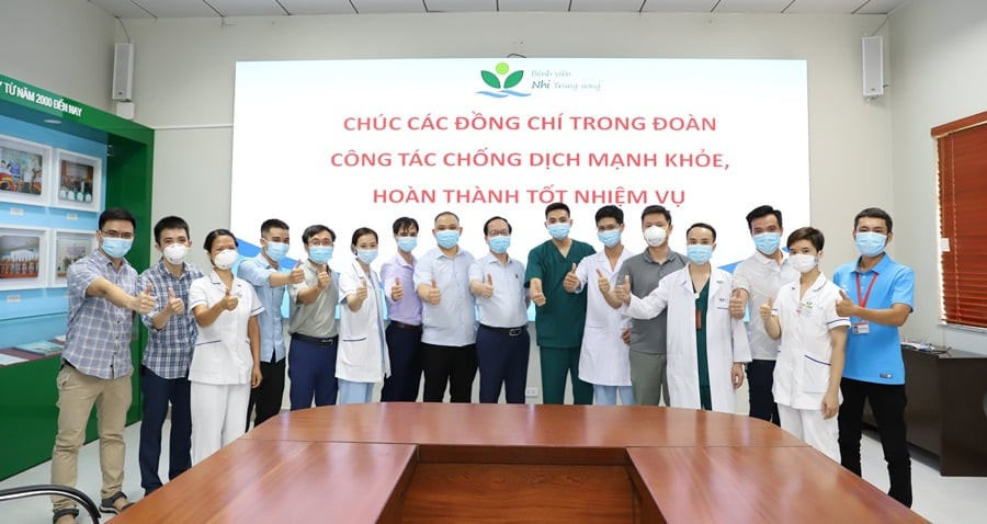 PGS, TS Trần Minh Điển – Giám đốc Bệnh viện Nhi Trung ương động viên đoàn công tác đồng hành cùng TP Hồ Chí Minh sớm đẩy lùi dịch bệnh. Tiếp sức và chia lửa vì miền nam thân yêu -0