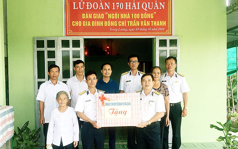 Đại diện Lữ đoàn 170 Hải quân bàn giao “Ngôi nhà 100 đồng” tặng gia đình sĩ quan có hoàn cảnh đặc biệt khó khăn của đơn vị. Xây những hạnh phúc từ 100 đồng -0