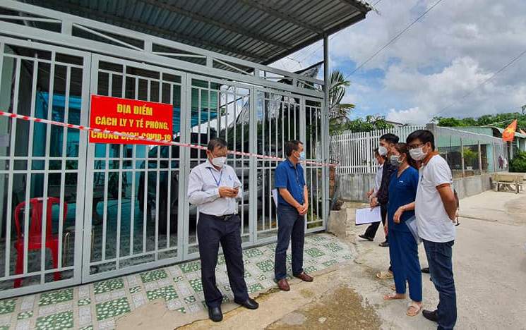 Tổ Thường trực đặc biệt của Bộ Y tế kiểm tra, hướng dẫn cách ly F1 tại nhà, xã Lai Hưng, huyện Bàu Bàng, tỉnh Bình Dương. (Ảnh: Bộ Y tế)