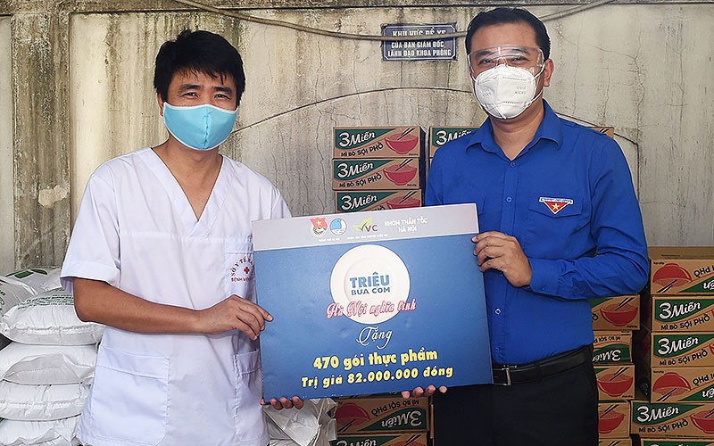 Bác sĩ Nguyễn Thế Lương, Phó Giám đốc Bệnh viện Thận Hà Nội (bên trái trong ảnh) tiếp nhận 470 suất thực phẩm từ Chương trình “Triệu bữa cơm – Hà Nội nghĩa tình”. “Triệu bữa cơm” hỗ trợ bệnh nhân Bệnh viện Thận Hà Nội -0