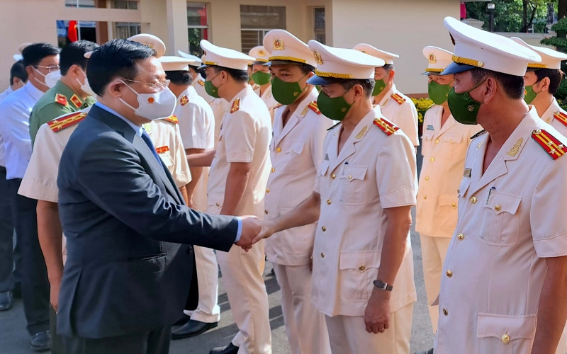 Chủ tịch Quốc hội thăm, chúc Tết và tặng quà lực lượng Công an tỉnh Cà Mau. Chủ tịch Quốc hội chúc Tết lực lượng Công an, tuyến đầu chống dịch Cà Mau -0