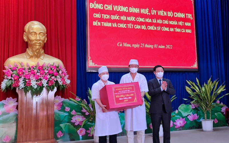 Chủ tịch Quốc hội tặng quà lực lượng tuyến đầu chống dịch tại Cà Mau. Chủ tịch Quốc hội chúc Tết lực lượng Công an, tuyến đầu chống dịch Cà Mau -0