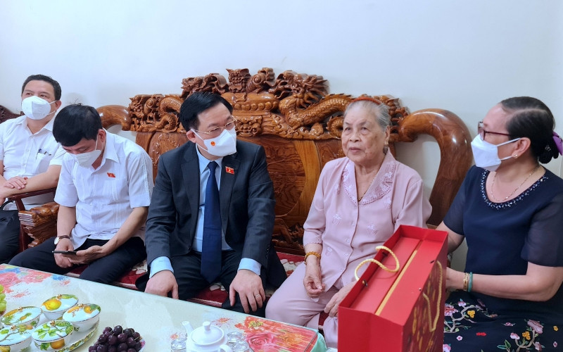 Chủ tịch Quốc hội Vương Đình Huệ thăm, tặng quà Mẹ Việt Nam Anh hùng Trần Thị Khanh (phường 1, TP Cà Mau). Chủ tịch Quốc hội chúc Tết lực lượng Công an, tuyến đầu chống dịch Cà Mau -0