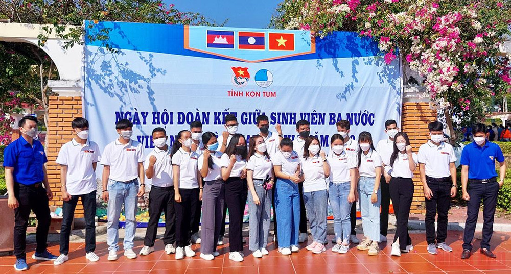 Sinh viên sôi nổi tham gia Ngày hội Đoàn kết thanh niên 3 nước Việt Nam-Lào-Campuchia. Kon Tum: Nhiều hoạt động Tháng Thanh niên và Tháng 3 biên giới -0