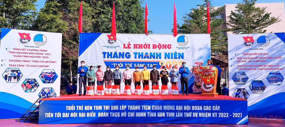 Trao tặng mô hình phát triển kinh tế cho các hộ gia đình chính sách, gia đình có hoàn cảnh đặc biệt khó khăn khu vực biên giới.