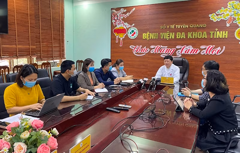 BSCKII Phạm Quang Thanh, Giám đốc Bệnh viện đa khoa tỉnh Tuyên Quang trả lời phỏng vấn các cơ quan báo chí.