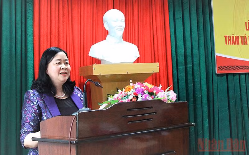 Bí thư Trung ương Đảng, Trưởng Ban Dân vận Trung ương Bùi Thị Minh Hoài phát biểu tại buổi làm việc.
