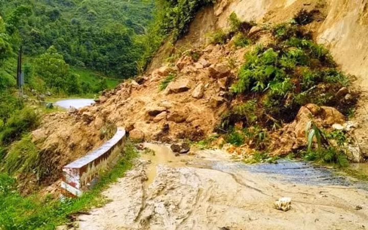 Sạt lở đất trên đường từ thị trấn Bắc Hà đi xã Bản Liền.