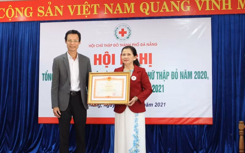 Người Mẹ lớn của trẻ mồ côi -0