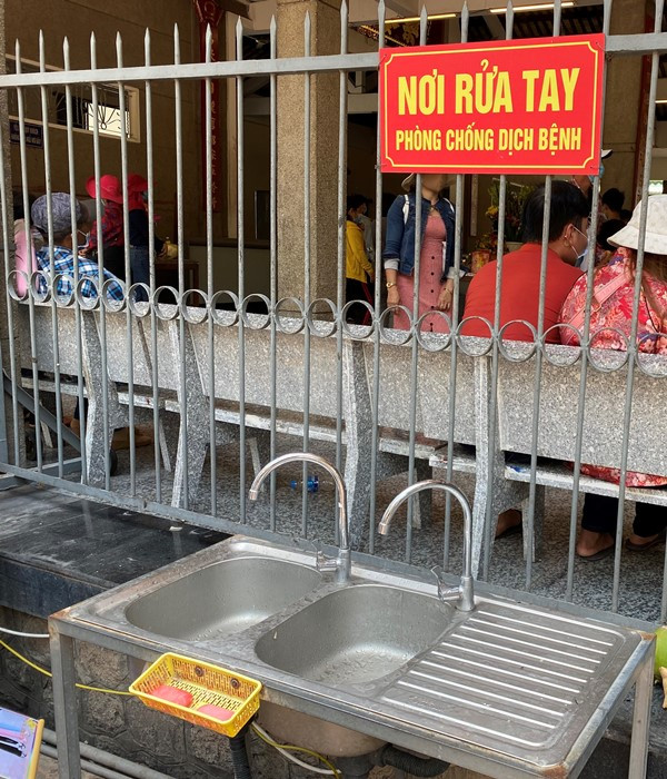 Trong khu vực Miếu Bà Chúa xứ luôn đặt sẵn các bồn rửa tay. Miếu Bà Chúa xứ Núi Sam trong mùa hành hương -0