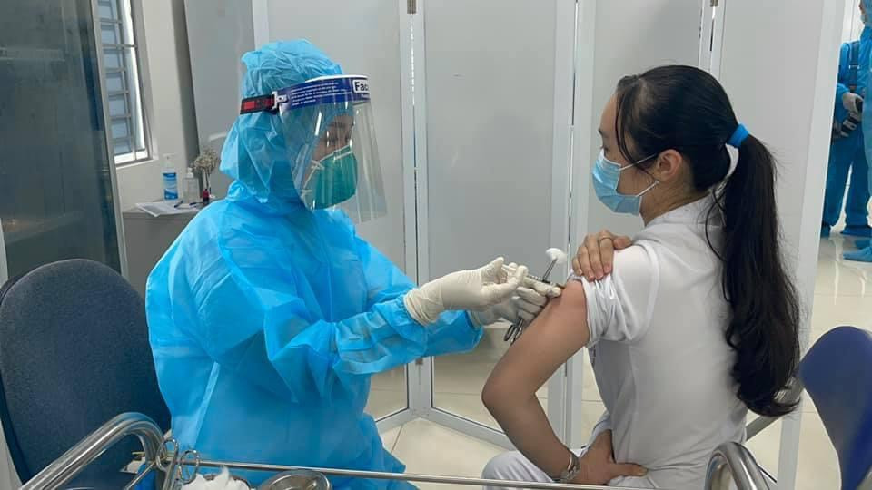 Sức khỏe những cán bộ y tế tiêm vaccine Covid-19 đầu tiên ổn định ảnh 6 ac420f2098ca6b9432db-1615173179250.jpg