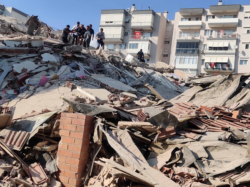Một trong những tòa nhà bị sập tại tỉnh Izmir. (Ảnh: Anadolu Agency) Động đất rung chuyển Thổ Nhĩ Kỳ và Hy Lạp, gây nhiều thương vong -0