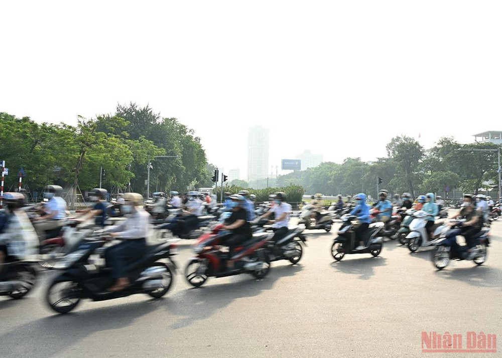 Hà Nội nhộn nhịp trở lại trong ngày đầu nới lỏng giãn cách ảnh 3 Hà Nội nhộn nhịp trở lại trong ngày đầu nới lỏng giãn cách -0