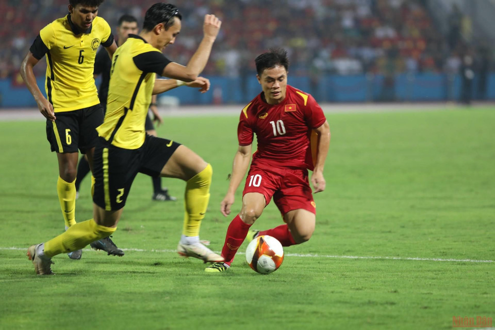 (Ảnh: Khiếu Minh) Các cầu thủ Việt Nam khó khăn tìm đường vào khung thành đối phương -0