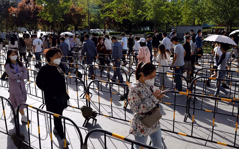 Người dân xếp hàng chờ bên ngoài khu vực làm xét nghiệm tại Bắc Kinh, Trung Quốc, ngày 26/4. (Ảnh: Reuters)