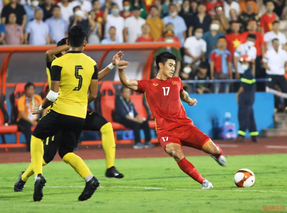 Các cầu thủ Việt Nam khó khăn tìm đường vào khung thành đối phương -1