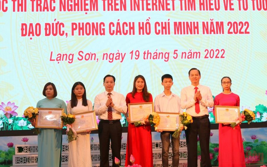 Đại diện lãnh đạo Tỉnh ủy Lạng Sơn trao giải Nhất cho các thí sinh tham dự Cuộc thi.
