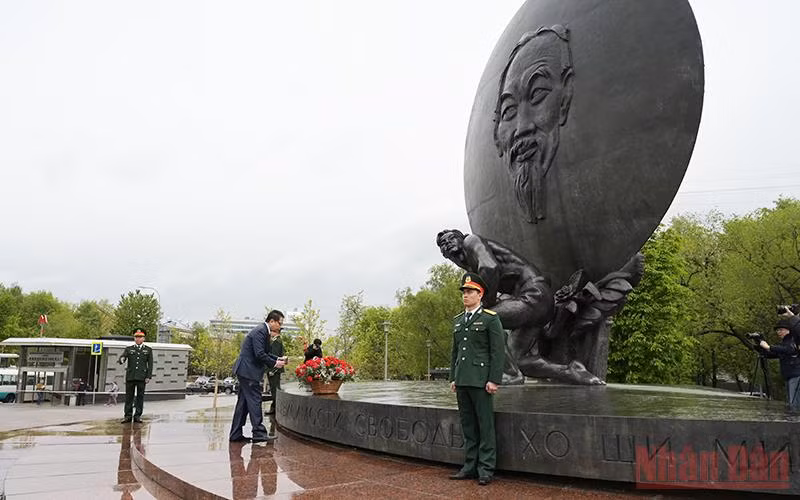 Đại sứ quán Việt Nam tại Nga dâng hoa tưởng nhớ Bác&nbsp; -0