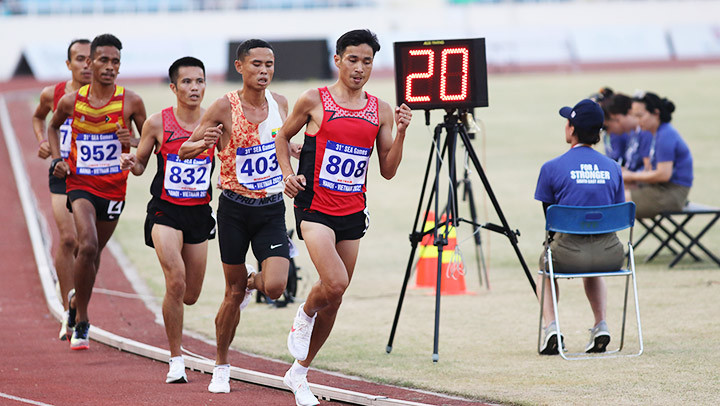 VĐV Nguyễn Văn Lai (808) trên đường chạy 10.000 m nam. Ảnh: KHIẾU MINH