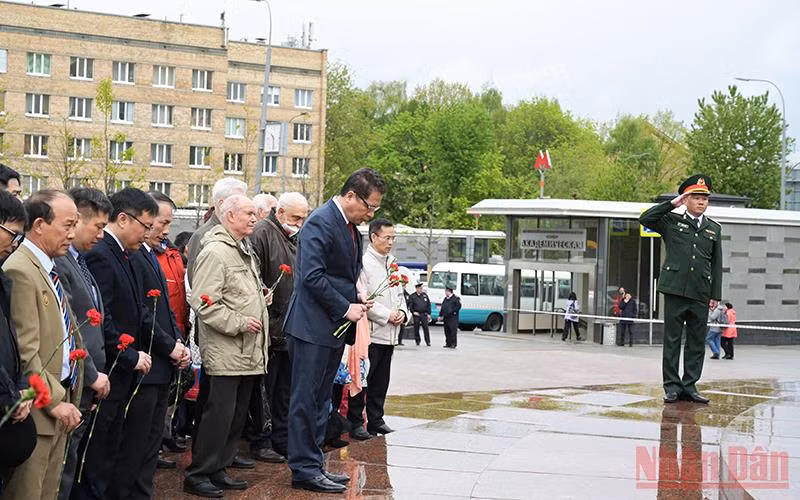 Các đại biểu thành kính tưởng niệm Người.