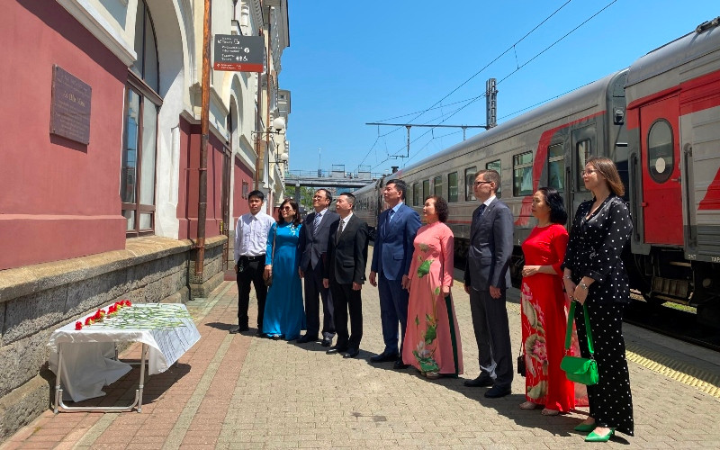 Đặt hoa tại bia lưu niệm ở nhà ga xe lửa Vladivostok. 19-5 vla anh 2.jpg -0