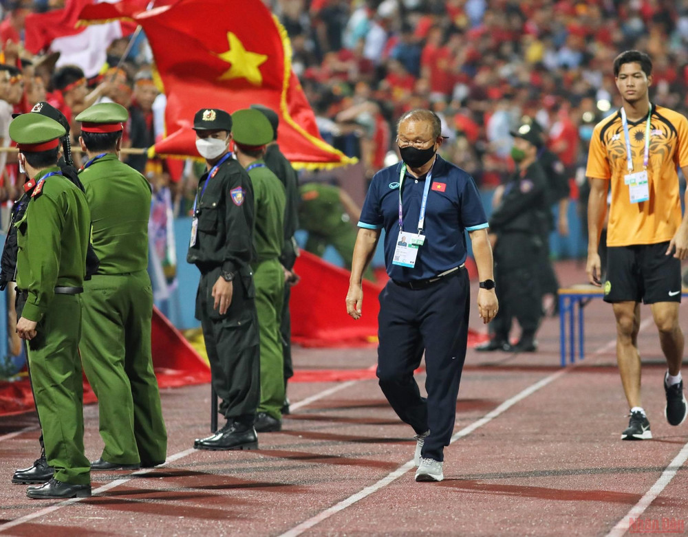 (Ảnh: Khiếu Minh) Thầy Park cùng học trò ra nghỉ sau 1 hiệp đấu 0 bàn thắng -0