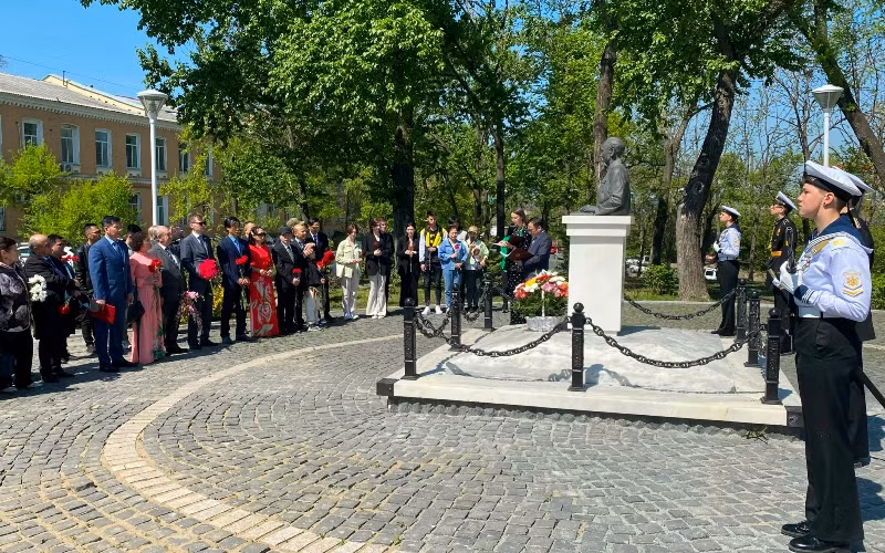 Lễ dâng hoa tại tượng đài Chủ tịch Hồ Chí Minh tại Vladivostok.