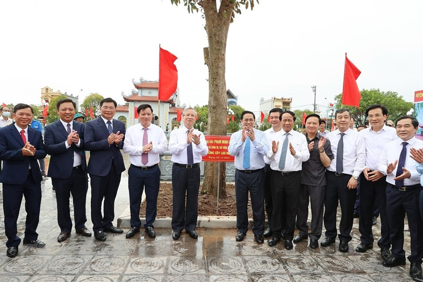Thủ tướng Phạm Minh Chính và các đại biểu trồng cây lưu niệm tại Khu tưởng niệm Chủ tịch Hồ Chí Minh. (Ảnh: Dương Giang/TTXVN) Thủ tướng dự Lễ kỷ niệm 60 năm Bác Hồ về thăm huyện Tiền Hải -6