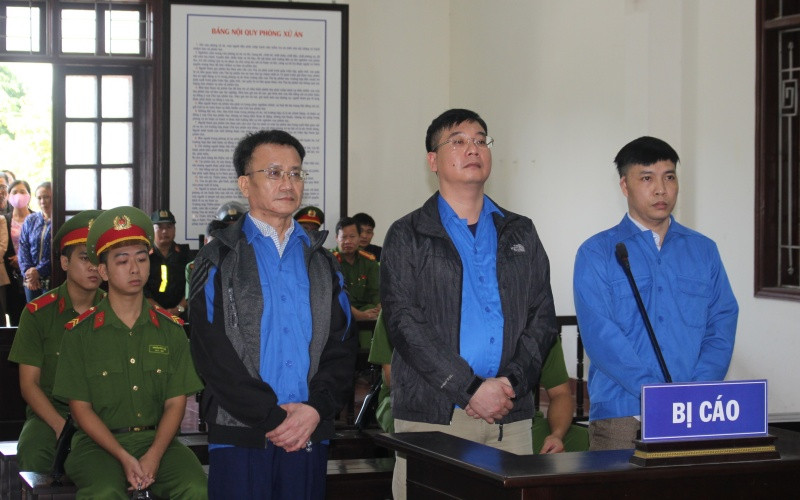 Các bị cáo tại phiên tòa (từ trái sang) Nguyễn Quang Vinh, Khương Ngọc Chất và Đỗ mạnh Tuấn.