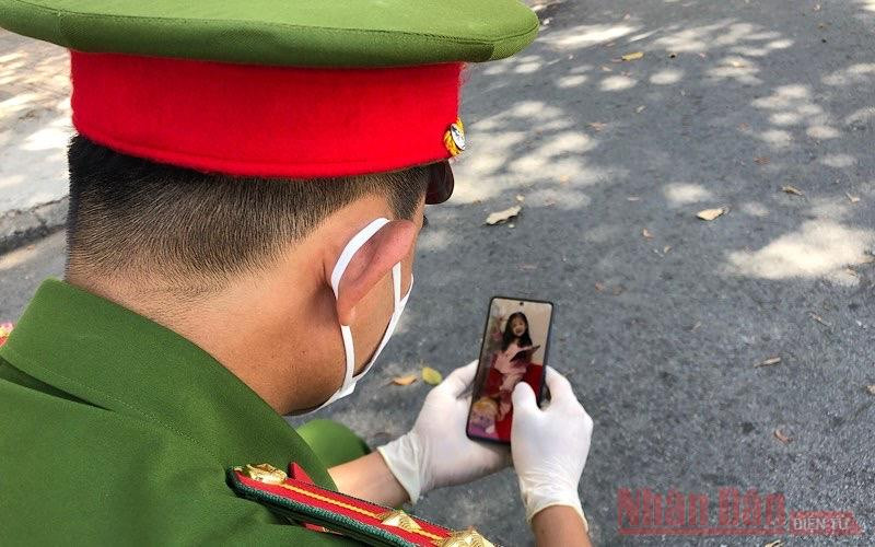 Phương nhớ con chỉ biết hỏi thăm qua điện thoại. Lên chốt -0