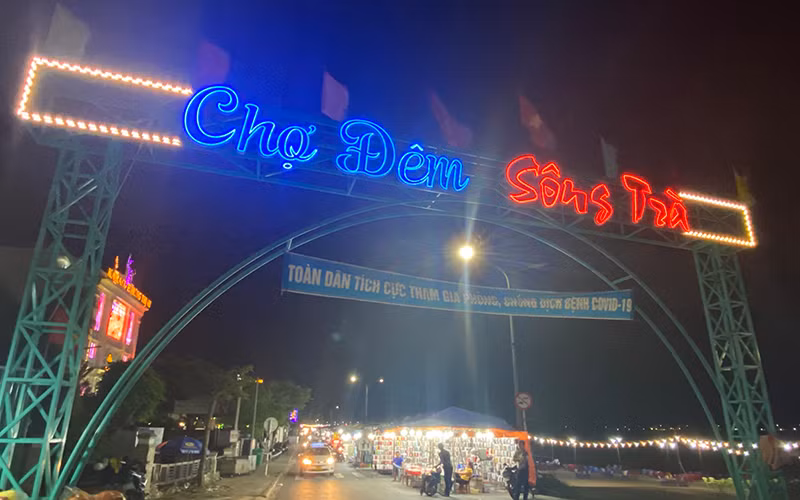 Chợ đêm Sông Trà - một trong những điểm du lịch ưa chuộng của du khách khi đến Quảng Ngãi.