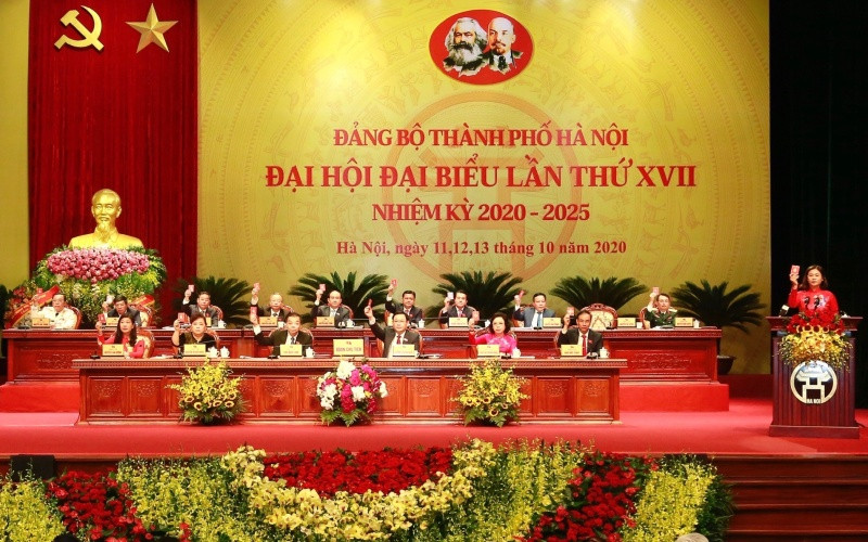 Các đại biểu biểu quyết thông qua báo cáo thẩm tra tư cách đại biểu. IMG_0863-1602488354928.jpg