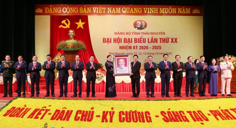 Đồng chí Phạm Bình Minh, Ủy viên Bộ Chính trị, Phó Thủ tướng Chính phủ, Bộ trưởng Ngoại giao tặng Đại hội đại biểu Đảng bộ tỉnh Thái Nguyên bức chân dung Chủ tịch Hồ Chí Minh. img- 1310.jpg -0
