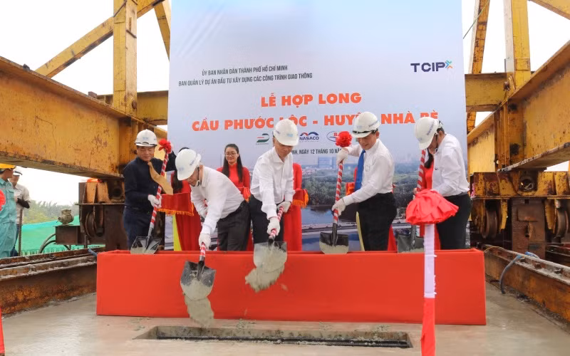 Lãnh đạo thành phố dự Lễ Hợp long công trình cầu Phước Lộc, sáng 12-10.