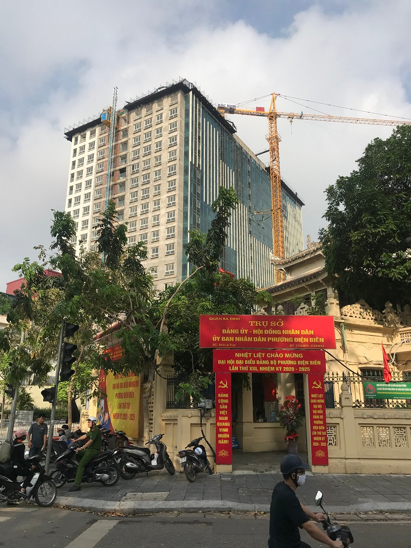 Hoàn thành phá dỡ giai đoạn II phần diện tích vi phạm tại 8B Lê Trực ảnh 1 Hoàn thành việc phá dỡ giai đoạn II phần diện tích vi phạm tại công trình 8B Lê Trực -0