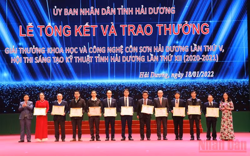 Trao giải thưởng “Khoa học và công nghệ Côn Sơn” cho những tác giả có công trình, giải pháp xuất sắc.
