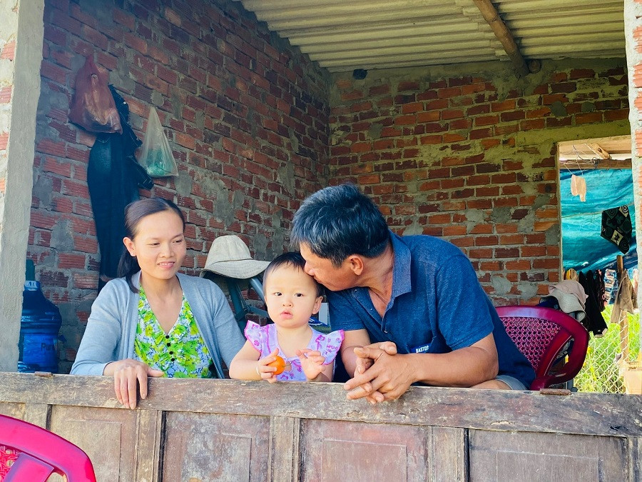 Anh Đặng Khanh, con trai bà Chân cũng ra bãi bồi giữa sông nuôi tôm. Vợ chồng anh xây nhà cách nhà của cha mẹ 500 m. Quảng Ngãi: “Du mục” giữa lòng phố -0