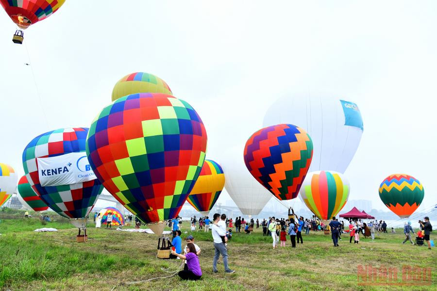 Sản phẩm du lịch mới lạ bên sông Hồng-“Bay trải nghiệm với khinh khí cầu ngắm cảnh Hà Nội từ trên cao” hứa hẹn mang đến cho du khách những trải nghiệm thú vị. Ảnh: Đăng Khoa Hà Nội: Trải nghiệm bay khinh khí cầu bên sông Hồng -8