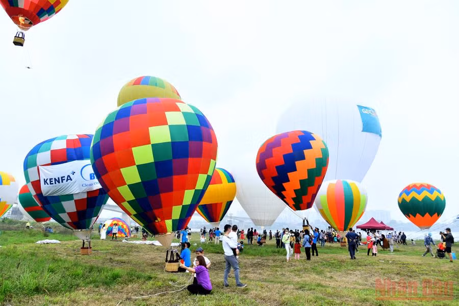 Hà Nội: Trải nghiệm bay khinh khí cầu bên sông Hồng -8
