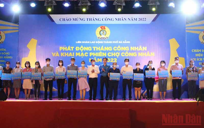 Trao tặng “Mái ấm Công đoàn”.